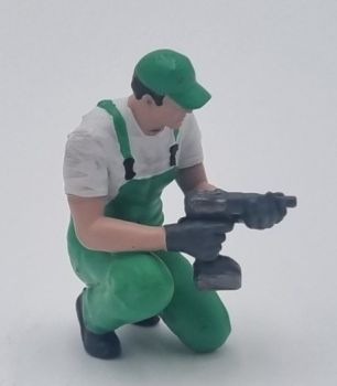 ATLAN32047_VERT - Meccanico inginocchiato con una chiave a impulsi - verde