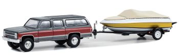 GREEN32290-B - 1987 CHEVROLET Suburban K20 Silverado con rimorchio e barca dalla serie Hitch & Tow in blister