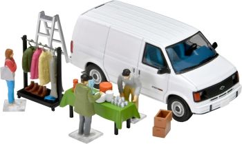 TOM333845 - Mercatino delle pulci con un furgoncino Chevrolet Astro bianco e accessori.