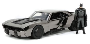 JAD33740 - Batmobile Nero cromato 2022 con la statuetta Batman