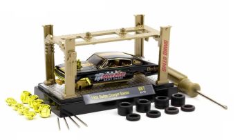 M2M-37000-67-C-DORE - Kit di montaggio del modello Dodge Charger Gasser del 1966, nero e oro, in blister.
