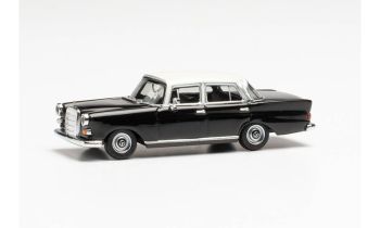 HER430739-002 - MERCEDES 200 in bianco e nero