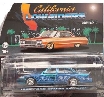 GREEN63080-F-CHROME - Ford Crown Victoria del 1992, blu cromato, della serie California Lowriders, ancora nella sua confezione originale.