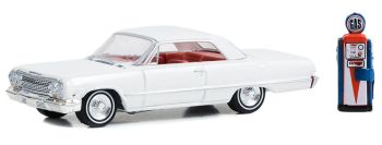 GREEN97150-A - CHEVROLET Bel Air 1963 con pompa di benzina d'epoca dalla serie THE HOBBY SHOP in blister