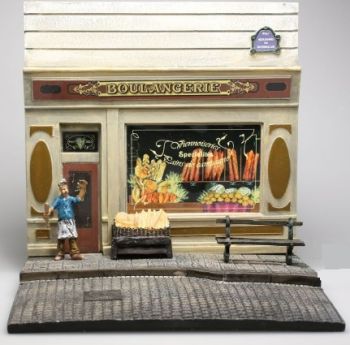 AKI0128 - Diorama fronte panificio con marciapiede e figure dimensioni H14 cm x L 15 cm x P14 cm