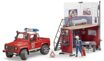 BRU62701 - Caserma dei pompieri con LAND ROVER Defender; personaggio e accessori