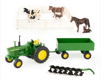 ERT15474 - JOHN DEERE 4020 con rimorchio, aratro, animali e recinzioni