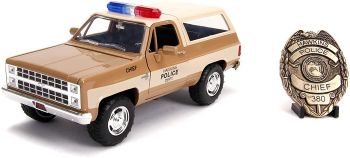 JAD253255003 - CHEVROLET Blazer 4x4 Chevy della polizia di Hopper della serie Stranger Things con il distintivo incluso