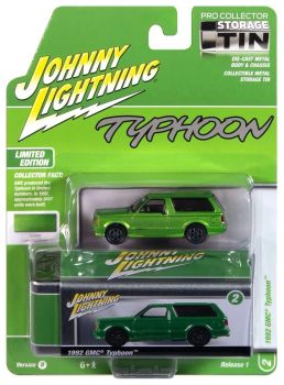 JLCT016B-B - GMC Typhoon del 1992, verde metallizzato, della serie COLLECTOR TINS 2025, ancora nella sua confezione originale.