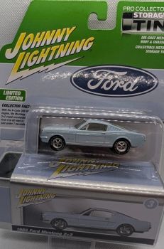 JLCT016B-C - Ford Mustang 2+2 del 1965, blu, della serie Collector Tins 2025, in blister.