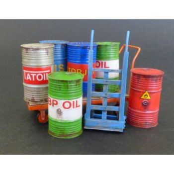 PLS482 - 6 barili con carrello a mano e carrello piatto in miniatura da assemblare e decalcomanie di vernice incluse