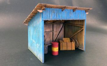 PLS442 - Cabina in legno con accessori in miniatura da montare e dipingere dimensioni 14 x 7;5 cm altezza 11 cm