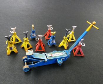 PLS499 - 10 cavalletti in miniatura e 1 carrello da montare e dipingere