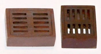 PLSEL032 - 2 griglie di scarico acqua in miniatura di 1;5 x 1 x 0;4 cm da assemblare e verniciare