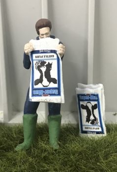 WM078B - Contadino che svuota un sacco di mangime per mucche