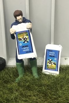 WM078C - Contadino che svuota un sacco di mangime per mucche