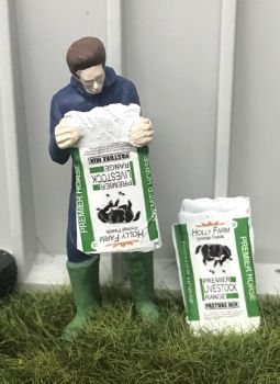 WM078J - Contadino che svuota un sacco di mangime per cavalli