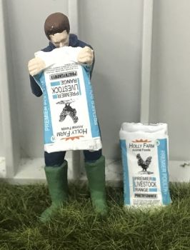 WM078L - Contadino che svuota un sacco di cibo per l'allevamento del gallo