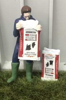 WM078N - Agricoltore che svuota un sacco di cibo per suini