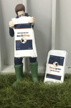 WM078O - Contadino che svuota un sacco di latte per i vitelli
